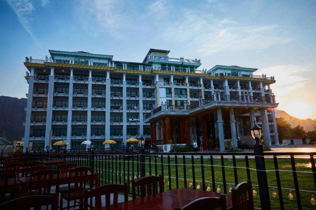 Thavisouk Riverside Hotel Vang Vieng Exterior photo