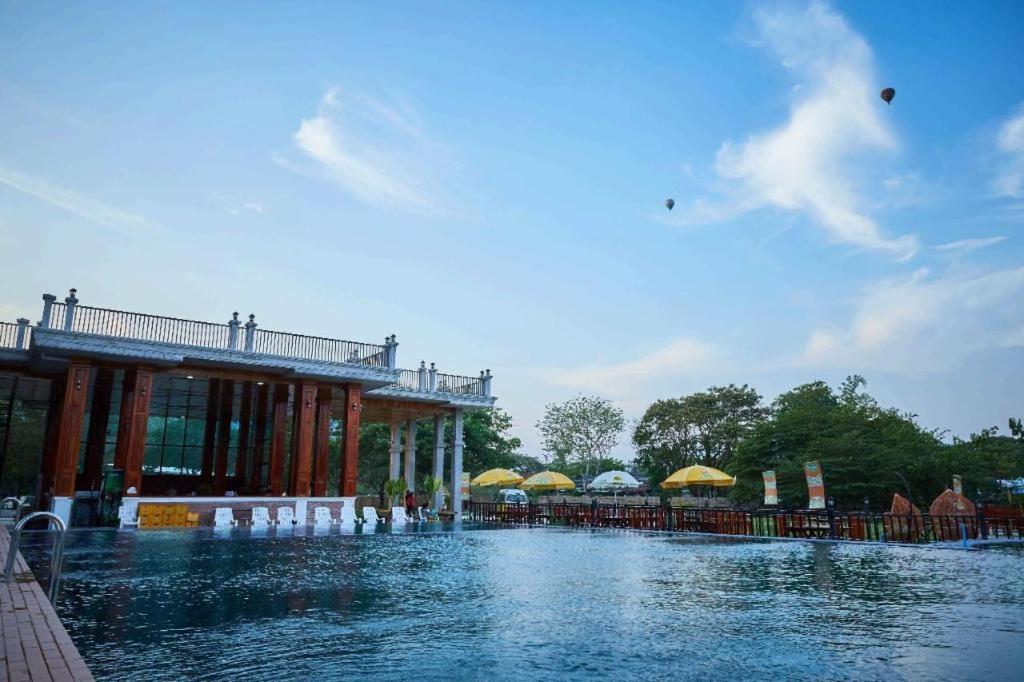 Thavisouk Riverside Hotel Vang Vieng Exterior photo