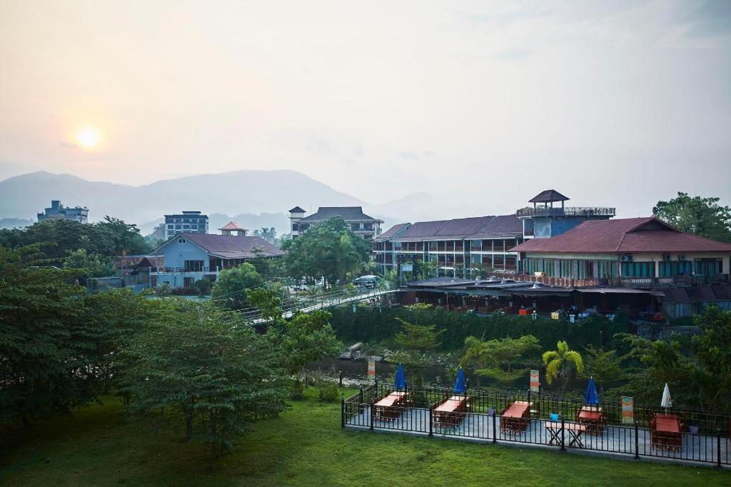 Thavisouk Riverside Hotel Vang Vieng Exterior photo