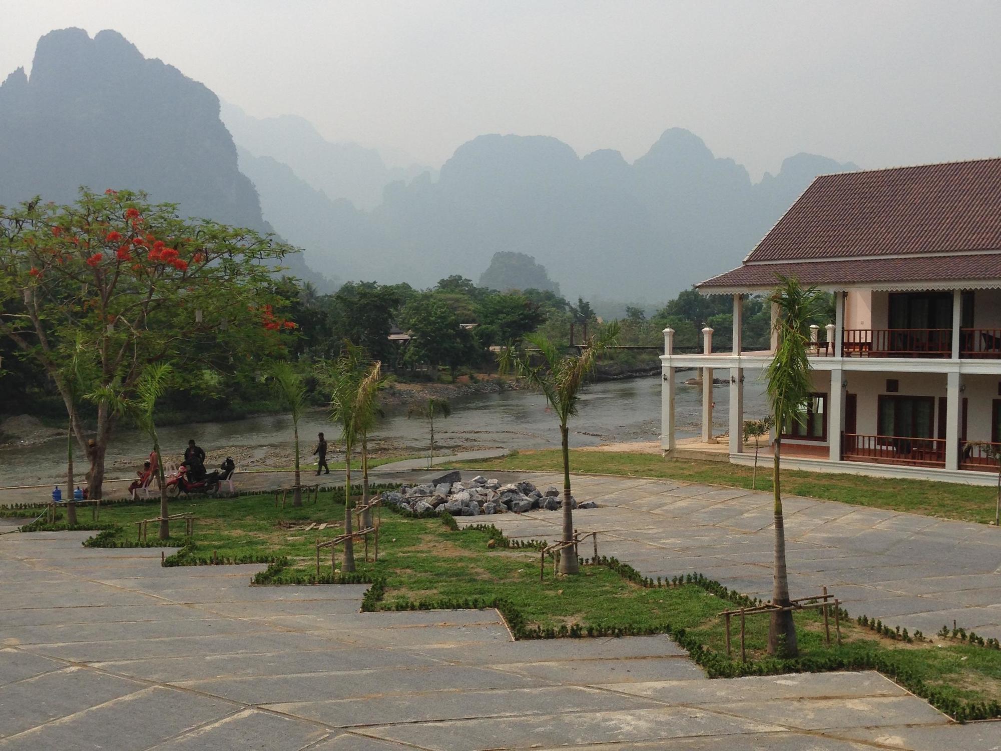 Thavisouk Riverside Hotel Vang Vieng Exterior photo