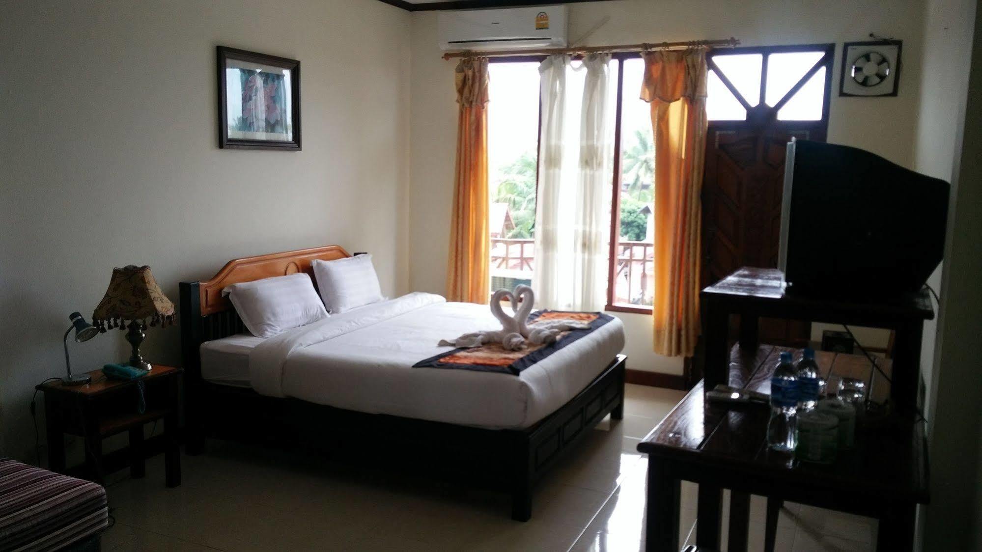 Thavisouk Riverside Hotel Vang Vieng Exterior photo