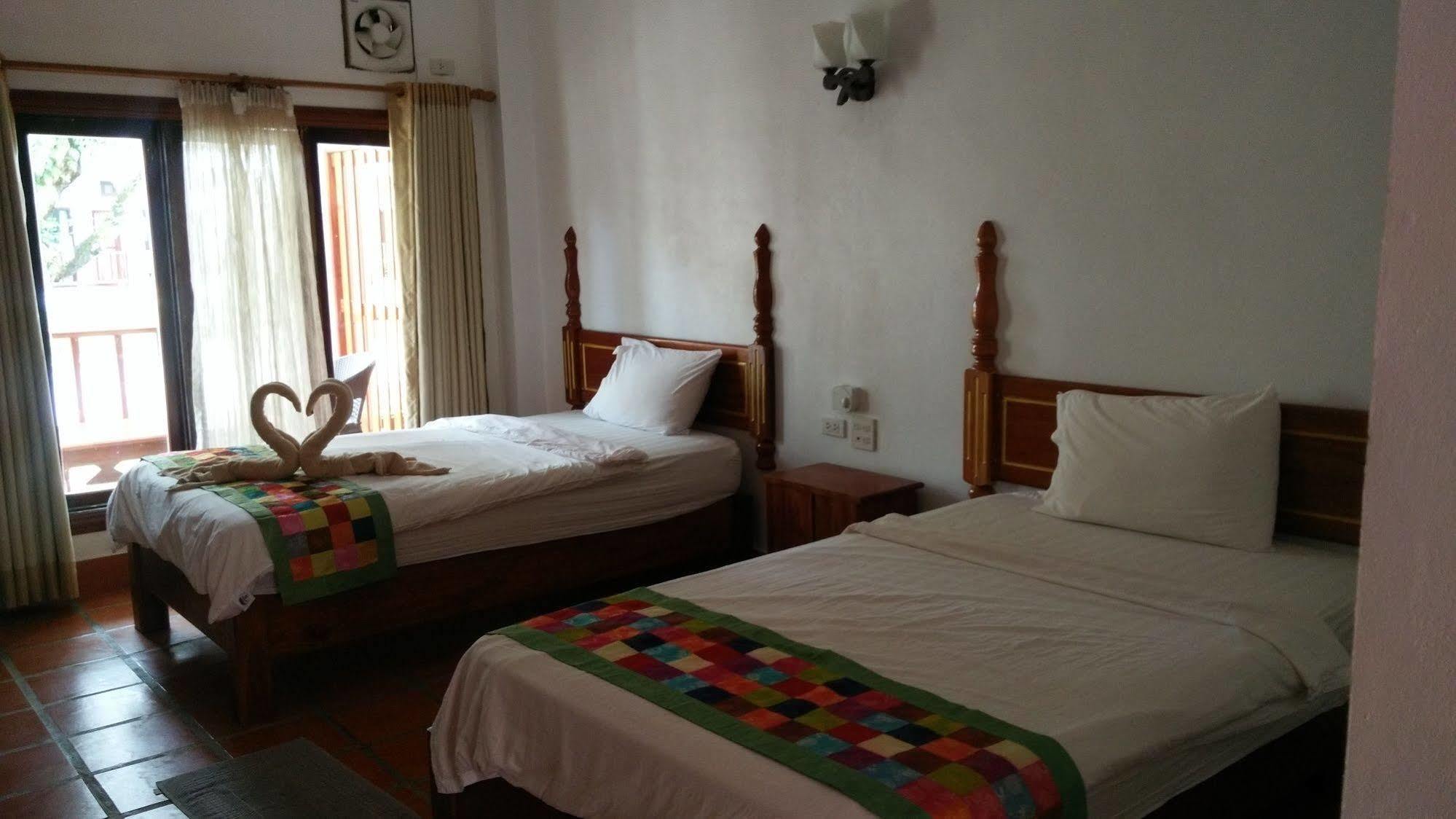 Thavisouk Riverside Hotel Vang Vieng Exterior photo