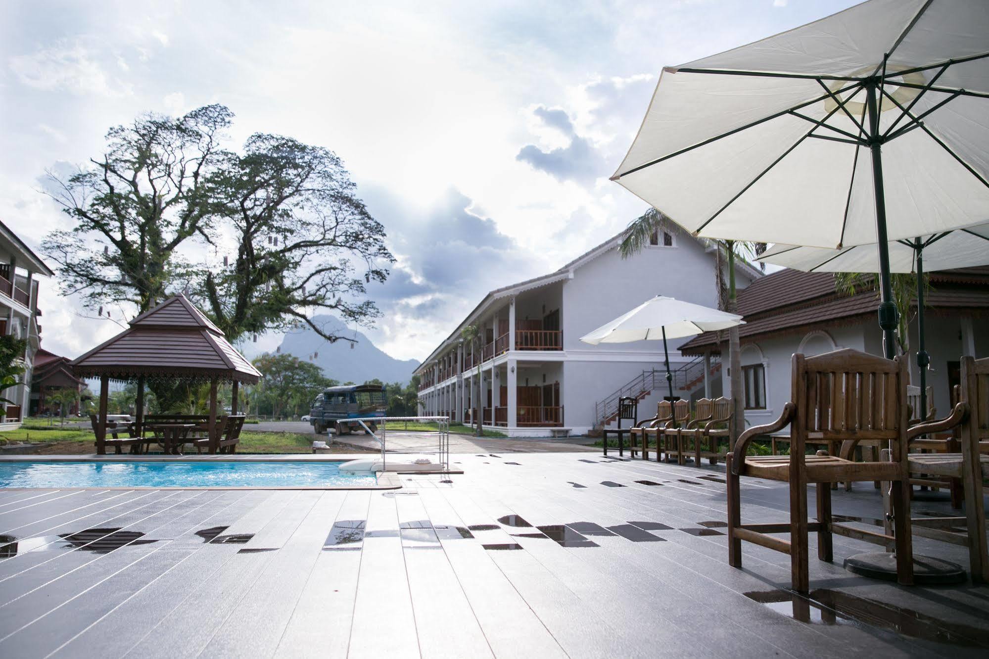 Thavisouk Riverside Hotel Vang Vieng Exterior photo