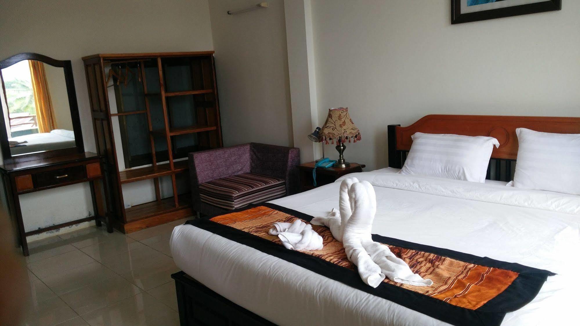 Thavisouk Riverside Hotel Vang Vieng Exterior photo