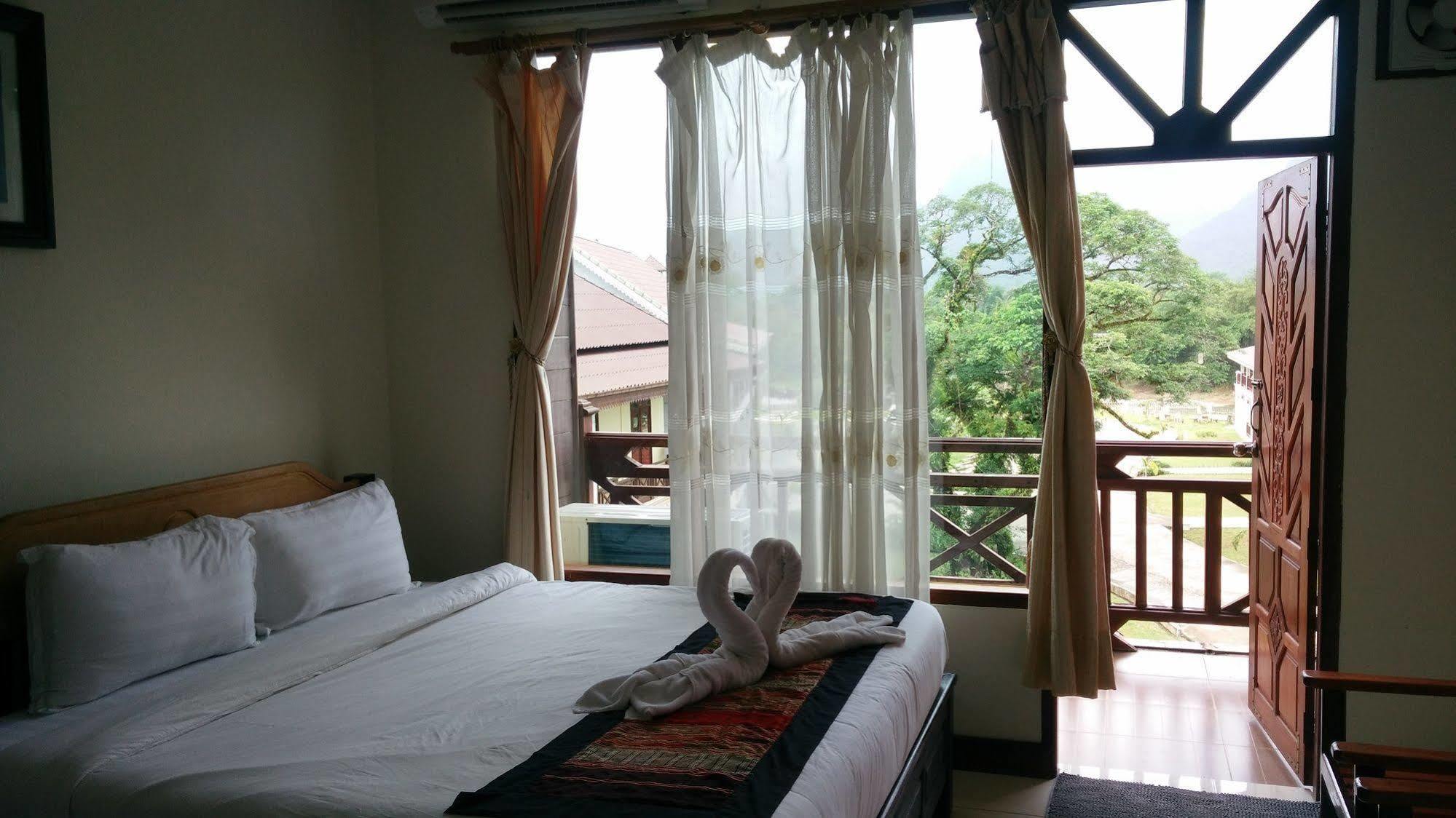 Thavisouk Riverside Hotel Vang Vieng Exterior photo