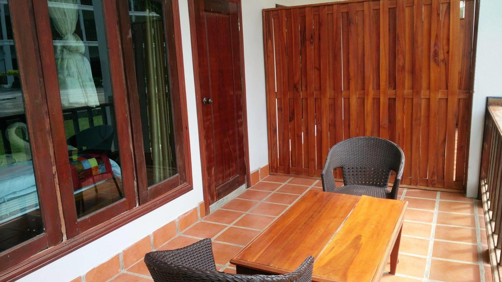 Thavisouk Riverside Hotel Vang Vieng Exterior photo