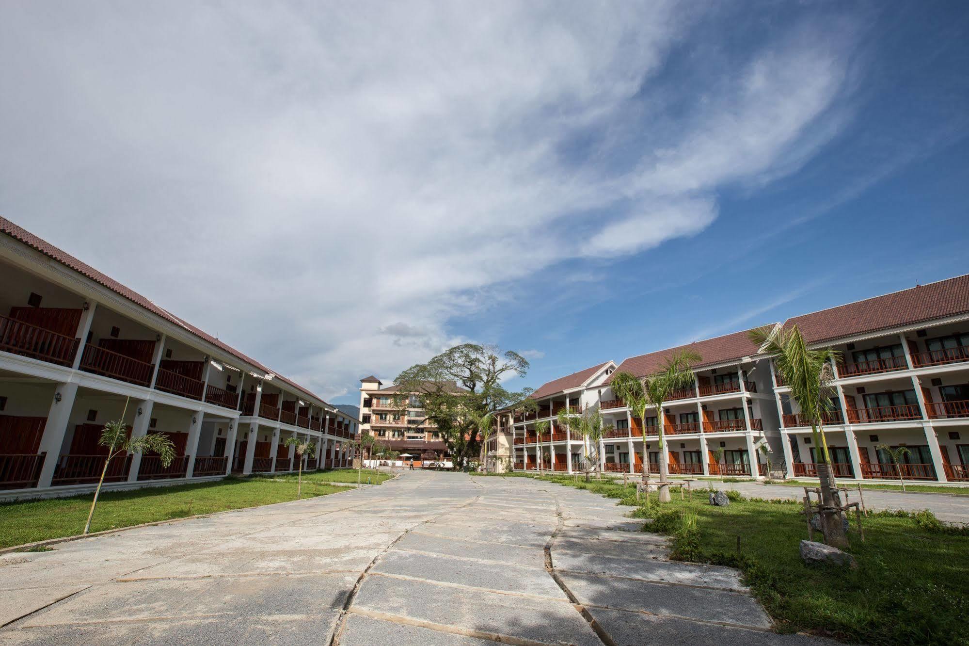 Thavisouk Riverside Hotel Vang Vieng Exterior photo